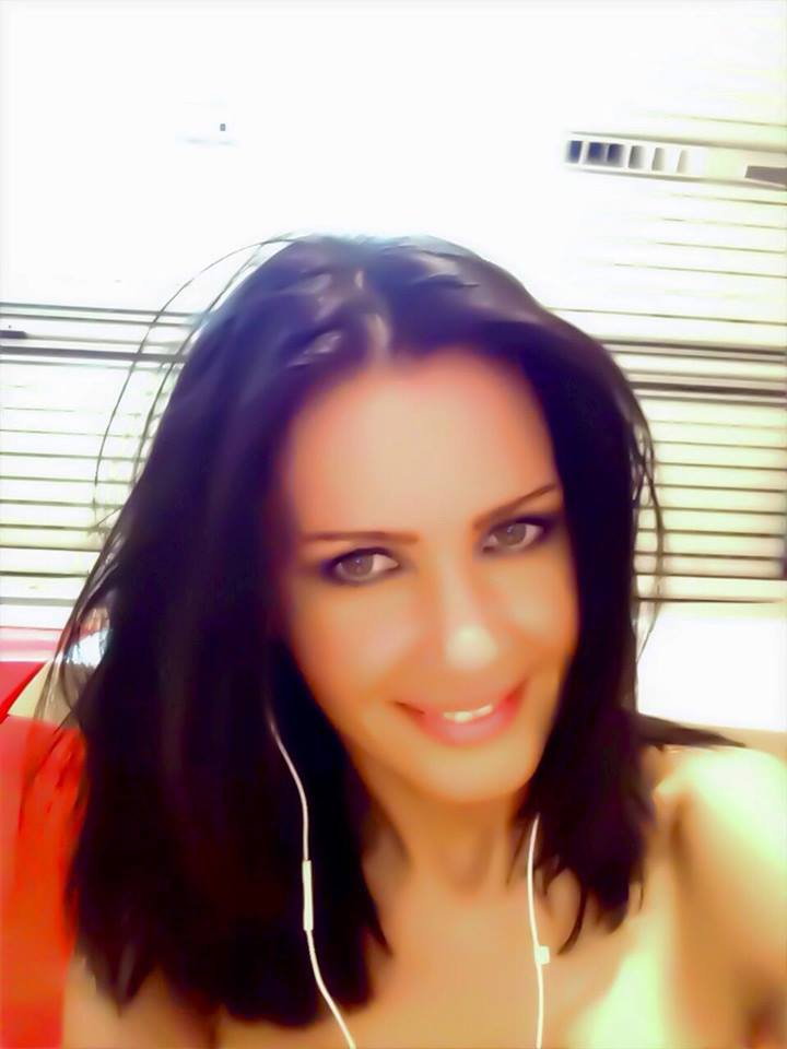 Unii fug la umbra si cauta sa se racoreasca! Uite ce face Oana Zavoranu pe canicula!