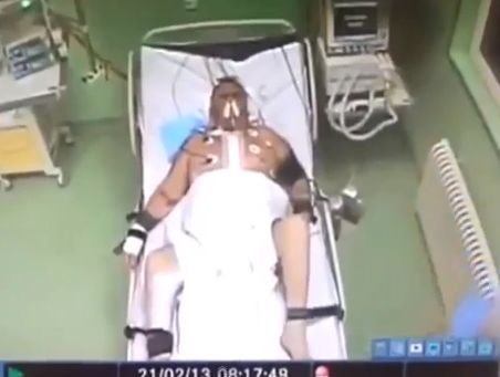 VIDEO SOCANT: Pacient abia operat pe cord, lovit cu bestialitate de medicul sau! Credea ca nu il vede nimeni!
