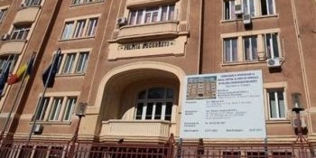 Accident in fata cladirii Politiei Capitalei: Un barbat a cazut de la etaj