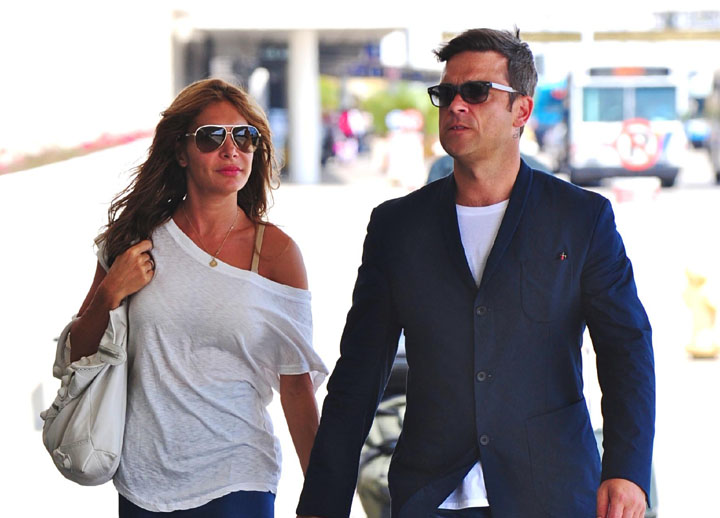 Robbie Williams and Ayda Field do PDA at LAX - Ziarul National