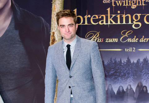 Schimba femeile ca pe ciorapi:  Robert Pattinson s-a cuplat cu alta actrita