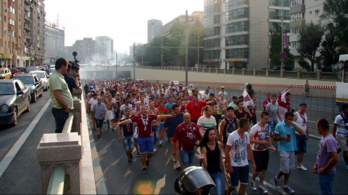 O mireasa din Bucuresti a avut parte de surpriza vietii: Ce au facut MII DE SUPORTERI rapidisti cand au trecut pe langa ea!