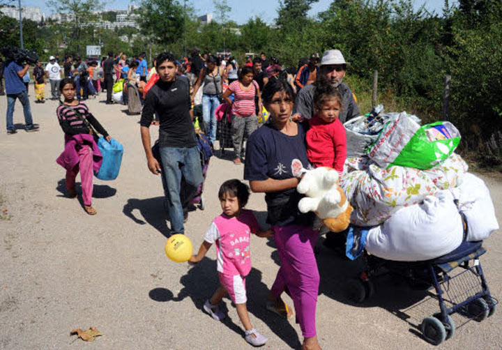 Primarii francezi ii evacueaza cu japca pe romi