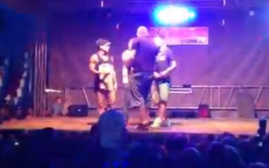 Alex Velea – injuraturi in plin concert! La un pas sa se bata cu un barbat corpolent, in fata publicului! (VIDEO)