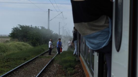 Tren in flacari, la gara Focsani! Pasagerii s-au calcat in picioare