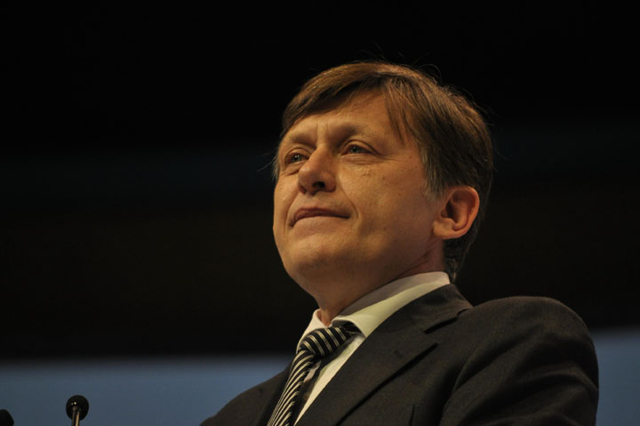 Presedintele Basescu i-a trimis lui Antonescu, de ziua lui, acelasi cadou ca si lui Ponta