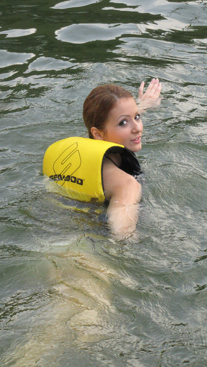 Miss Facebook face senzatie pe flyboard!