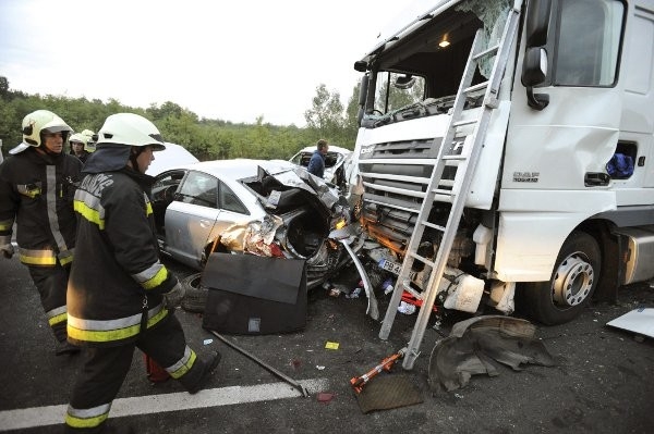 ACCIDENTUL DIN UNGARIA: Ranitii adusi in Romania, constienti, ceilalti sapte, in stare critica!