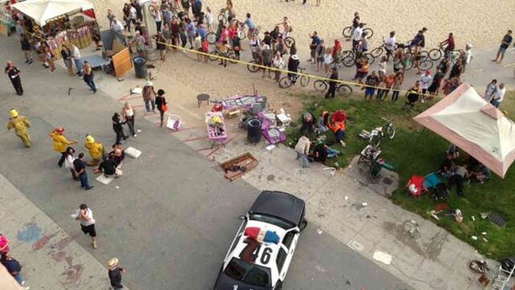 DRAMA PE LITORAL. Un barbat a intrat cu masina in turistii de pe plaja: UN MORT si 11 raniti!