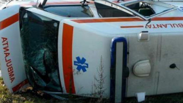 Ambulanta RASTURNATA in centrul Capitalei: Patru persoane, RANITE!