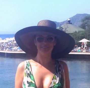INCENDIAR! Andreea Marin face ravagii in vacanta. Barbatii nu-si pot lua ochii de la DECOLTEUL ei!