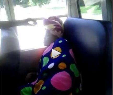 Nu cumva sa treziti pasagerii adormiti in autobuz! Sau patiti ca el! (VIDEO)