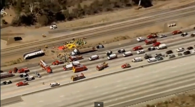 Un autocar s-a rasturnat pe o autostrada din Los Angeles: Zeci de raniti (VIDEO)