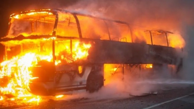 Imagini DRAMATICE pe autostrada: Un autocar din Bucuresti, cu 37 de pasageri, ARS COMPLET!