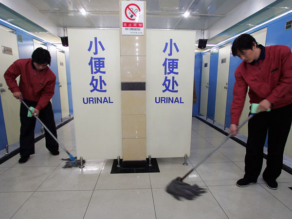 Asta-i culmea! Chinezii vor fi amendati daca nu urineaza cum trebuie