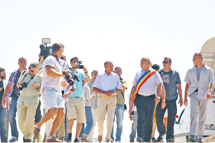 Basescu da Guvernului Ponta o ”perversa” de la Pecica