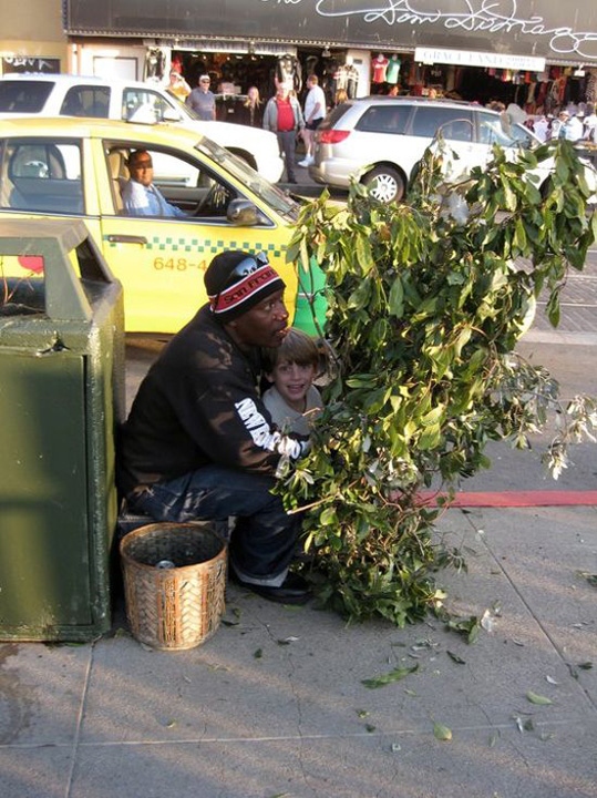 Un boschetar din San Francisco a gasit solutia: Face 60.000 de dolari pe an speriind lumea pe strada