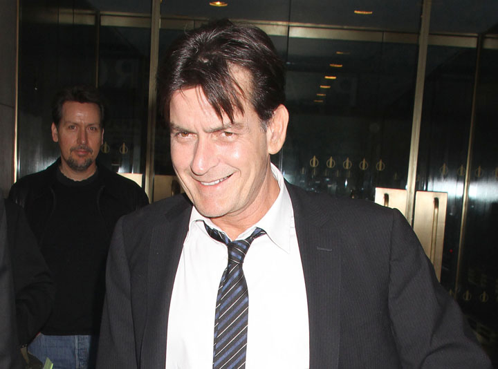 Charlie Sheen se iubeste cu trei actrite porno