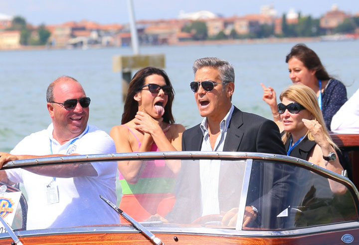 Biennale 2013: George CLOONEY, Sandra BULLOCK bei ihrer Ankunft im Boot - Ziarul National