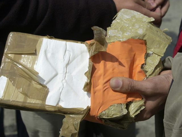 Surpriza din colet: A comandat un telefon si a INLEMNIT cand a deschis pachetul!