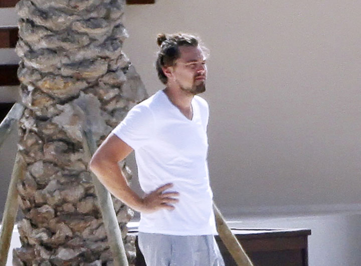 Iubita lui DiCaprio, la piscina cu bodyguardul dupa ea