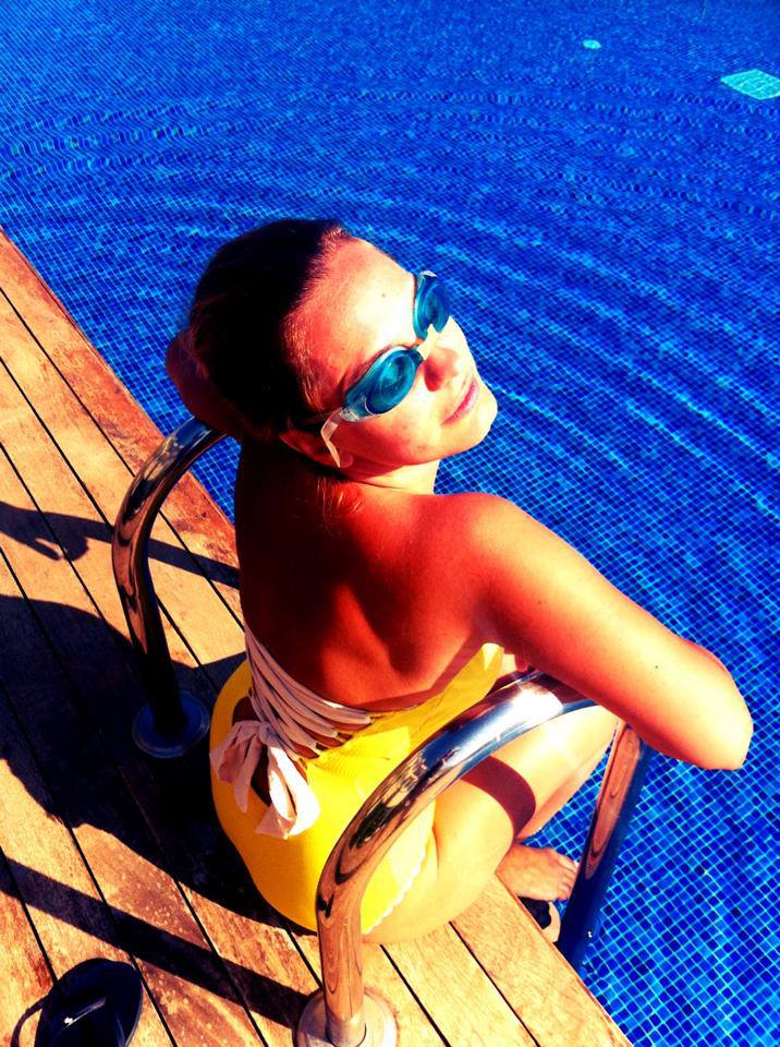 Andreea Esca face RAVAGII la piscina! Super SEXY in costum de baie!
