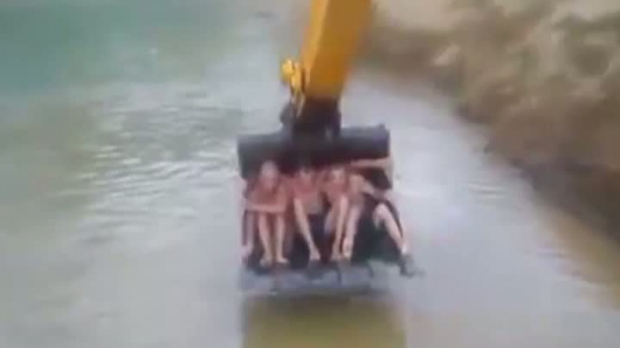 Distractie maxima sau inconstienta? Aquapark-ul de pe santier! (VIDEO)