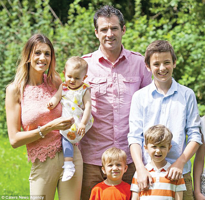 Cea mai fotogenica familie din Marea Britanie:  Parintii si cei patru copii, modele pe bani grei