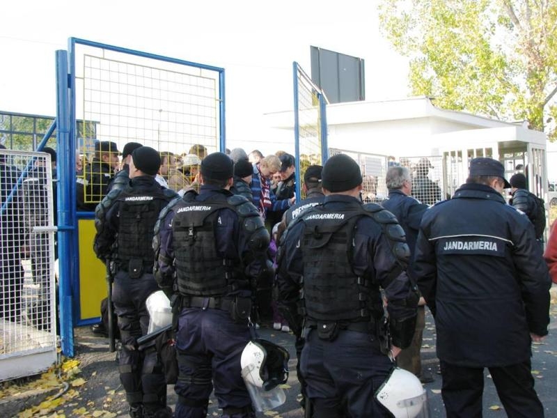 Jandarmi, atacati cu topoare si bate in Pipera