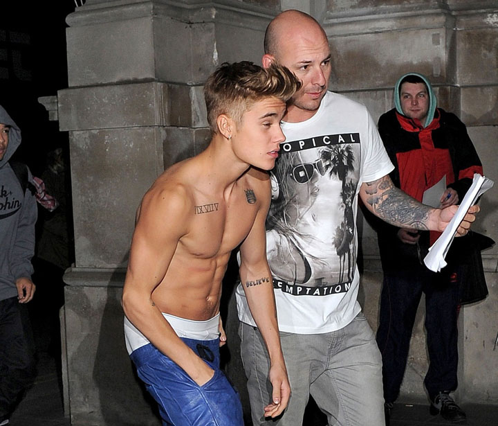 Mark Wahlberg lui Justin Bieber: “Trage-ti pantalonii si inceteaza sa mai fumezi iarba!”
