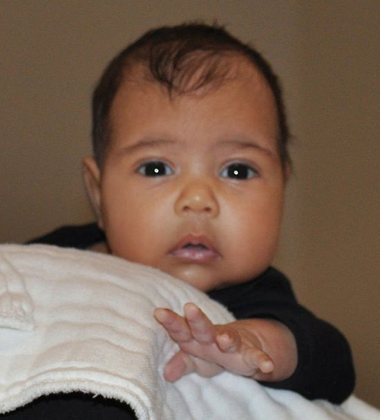 Prima poza cu fetita lui Kim Kardashian si a lui Kanye West
