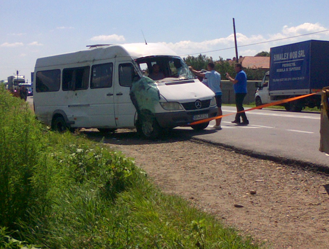 Spaima pentru pasagerii unui microbuz implicat intr-un accident in Vrancea: OPT raniti!