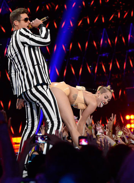miley cyrus show erotic - Ziarul National