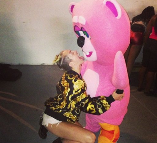 Miley Cyrus se saruta cu un urs urias