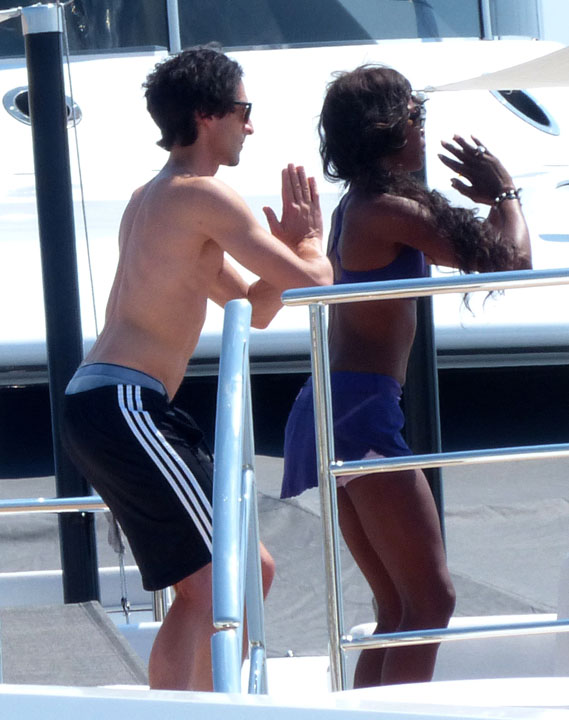 ADRIEN BRODY AND NAOMI CAMPBELL ENJOY YOGA TIME DURING IBIZA BOAT DAY - Ziarul National