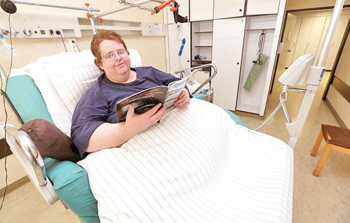 Un barbat de 400 de kilograme, transporat la spital cu excavatorul