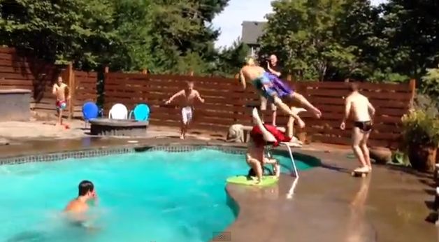 Plictiseala la piscina? Uite aici cum se DISTREAZA cativa tineri plini de energie! (VIDEO)