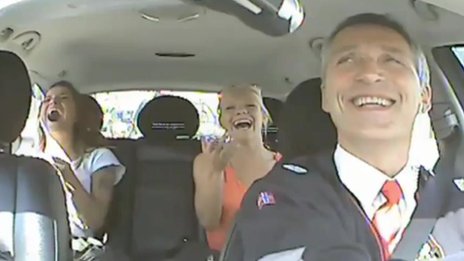 SURPRIZA de proportii pentru pasageri: Au urcat in taxi, dar au INLEMNIT cand au vazut cine este soferul!