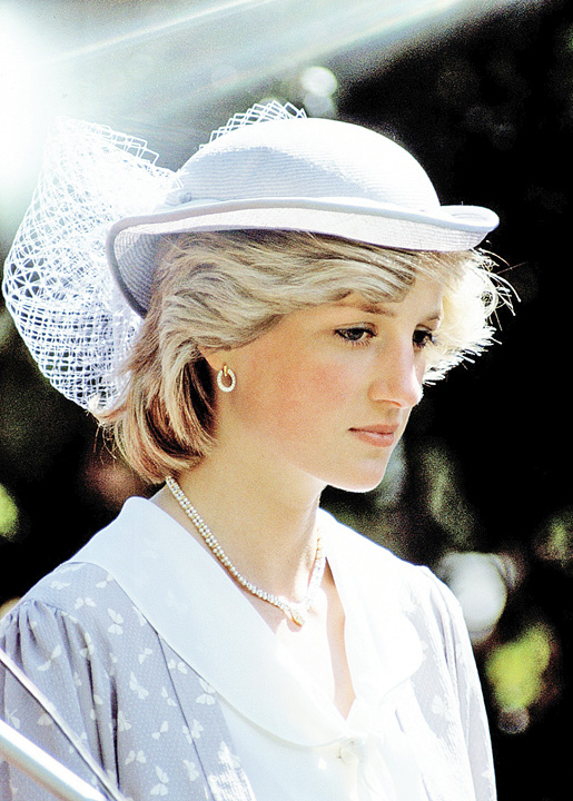 Fostul iubit al regretatei Lady Di nu vrea sa vada pelicula in care joaca Naomi Watts