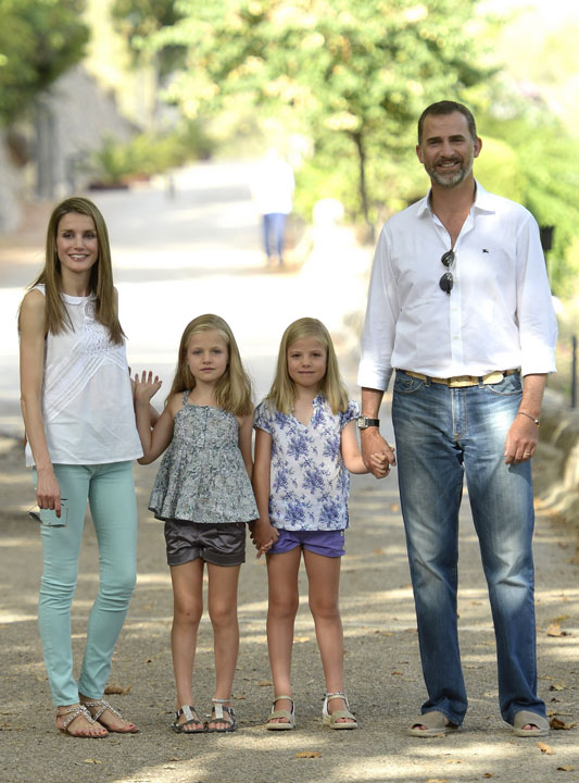 Le Prince Felipe et la princesse Letizia d - Ziarul National'Espagne visitent le parc animalier "La Granja de Esporles" avec leurs filles Leonor et Sofia lors de leur vacances a Majorque