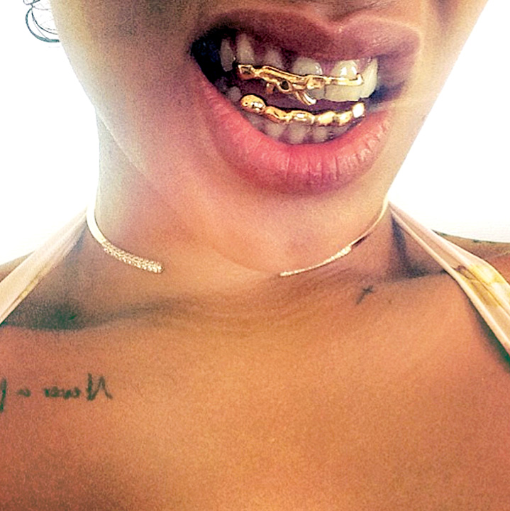 Rihanna umbla cu mitraliera pe dinti