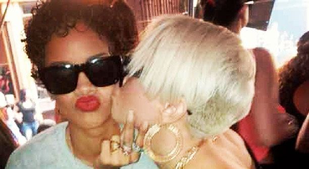 Bomba bombelor! Rihanna se iubeste cu o femeie
