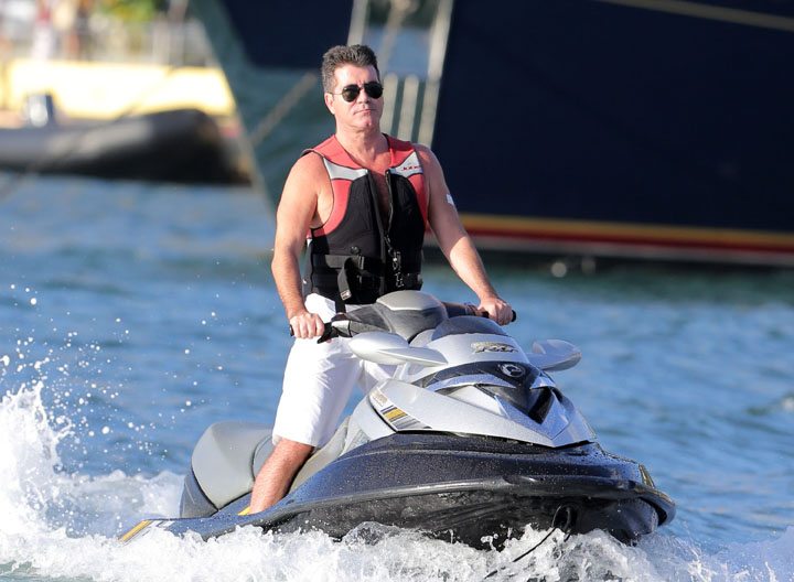 Simon Cowell a fugit la St.Tropez cu fostele iubite