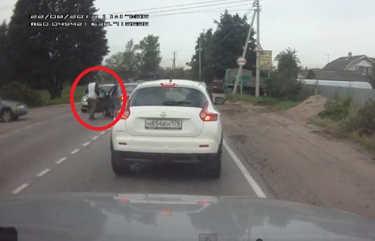 L-a gasit vorbitul la telefon la volan si a blocat circulatia. N-o sa uite cum a fost taxat de un alt sofer!