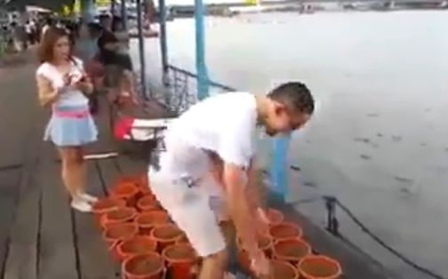 Multi barbati l-au invidiat pe tipul asta! VEZI si tu de ce! (VIDEO)