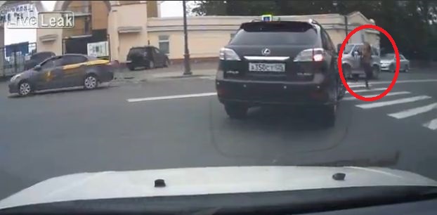 Reactia FABULOASA a unei tinere sicanate de un sofer pe trecerea de pietoni! (VIDEO)