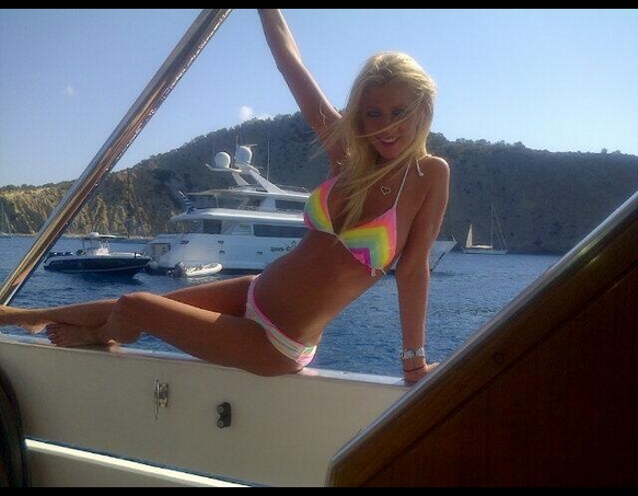 La 38 de ani, Tara Reid arata demential in costum de baie
