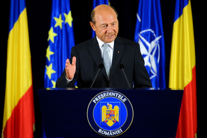 Basescu isi face de cap in absenta lui Ponta: Lasati-l sa se odihneasca!