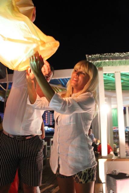 Elena Udrea, SUPER SEXY! Distractie maxima pe litoral: Karaoke si balaceala in costum de baie minuscul!