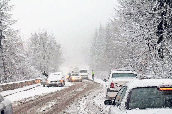 Trafic infernal pe Transfagarasan, din cauza caderilor de ZAPADA (VIDEO)